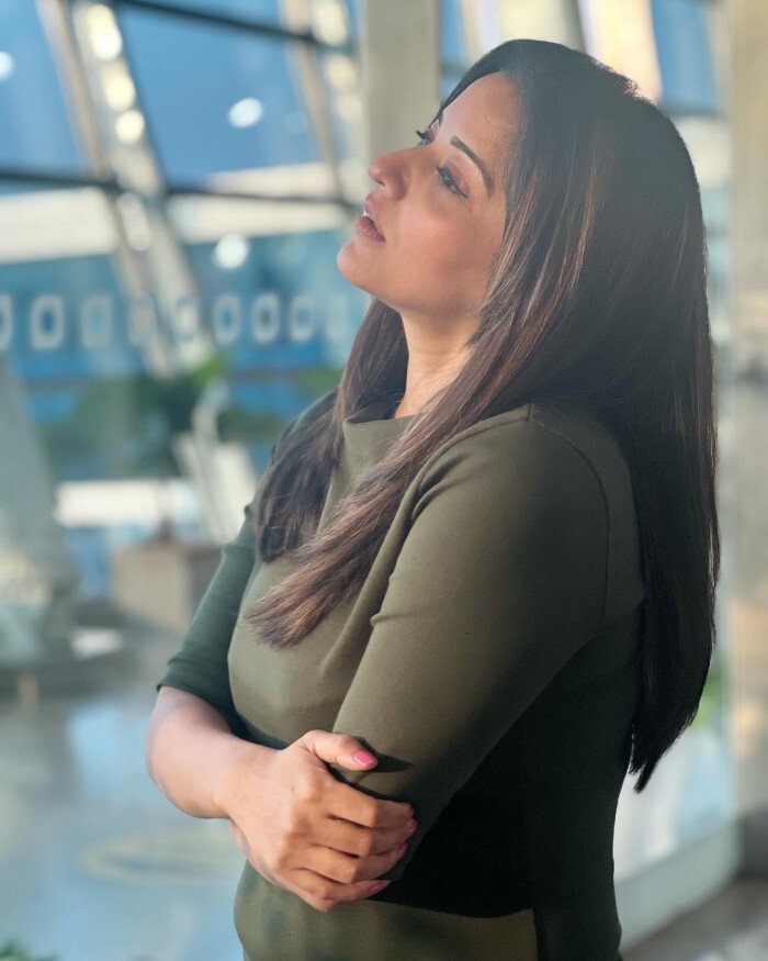 Monalisa ने एयरपोर्ट पर दिए बेहद ही हॉट पोज़, तस्वीरें हो रहीं ज़ोरो-शोरो से वायरल 