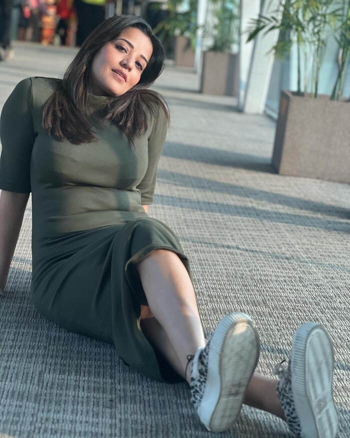 Monalisa ने एयरपोर्ट पर दिए बेहद ही हॉट पोज़, तस्वीरें हो रहीं ज़ोरो-शोरो से वायरल 