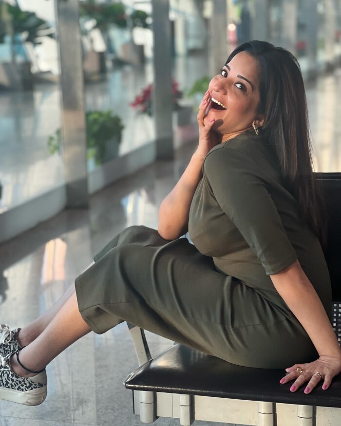 Monalisa ने एयरपोर्ट पर दिए बेहद ही हॉट पोज़, तस्वीरें हो रहीं ज़ोरो-शोरो से वायरल 