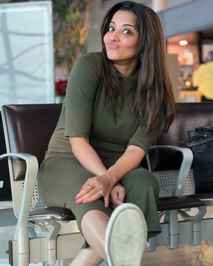 Monalisa ने एयरपोर्ट पर दिए बेहद ही हॉट पोज़, तस्वीरें हो रहीं ज़ोरो-शोरो से वायरल 