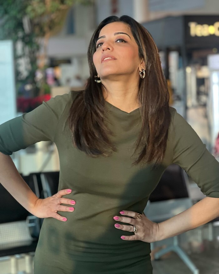 Monalisa ने एयरपोर्ट पर दिए बेहद ही हॉट पोज़, तस्वीरें हो रहीं ज़ोरो-शोरो से वायरल 