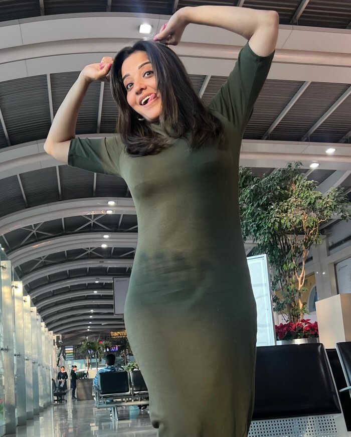 Monalisa ने एयरपोर्ट पर दिए बेहद ही हॉट पोज़, तस्वीरें हो रहीं ज़ोरो-शोरो से वायरल 