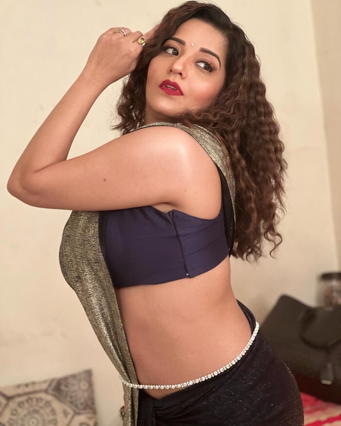 Monalisa ने अपनी हॉटनेस से फिर उड़ाए फैन्स के होश, साड़ी में मदहोश आ रहीं नज़र