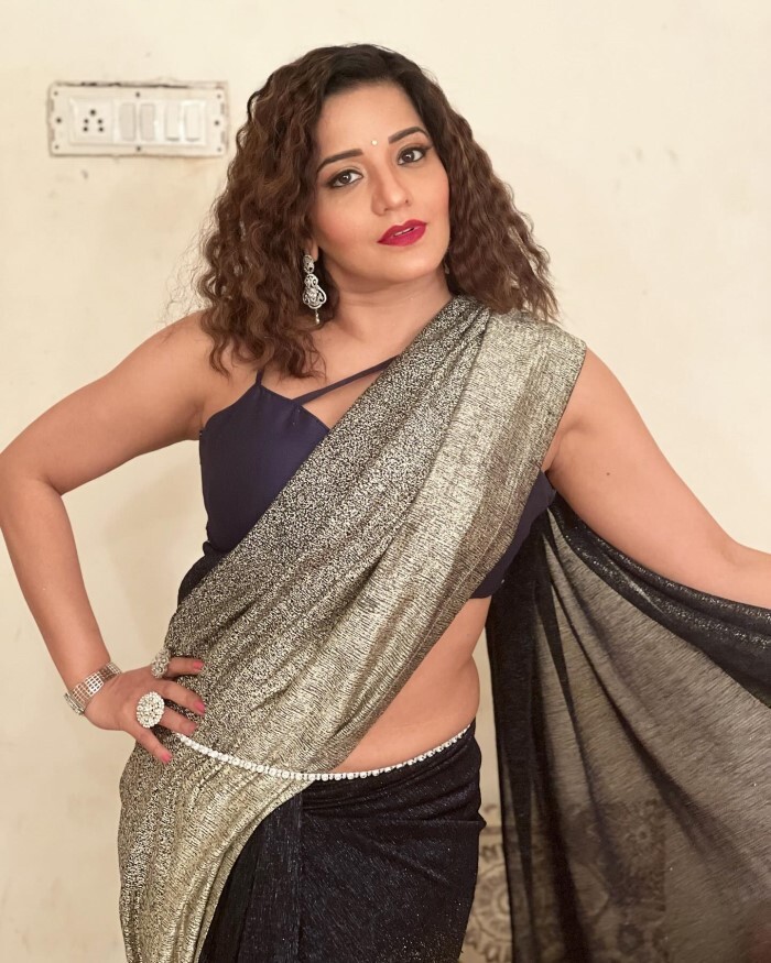 Monalisa ने अपनी हॉटनेस से फिर उड़ाए फैन्स के होश, साड़ी में मदहोश आ रहीं नज़र