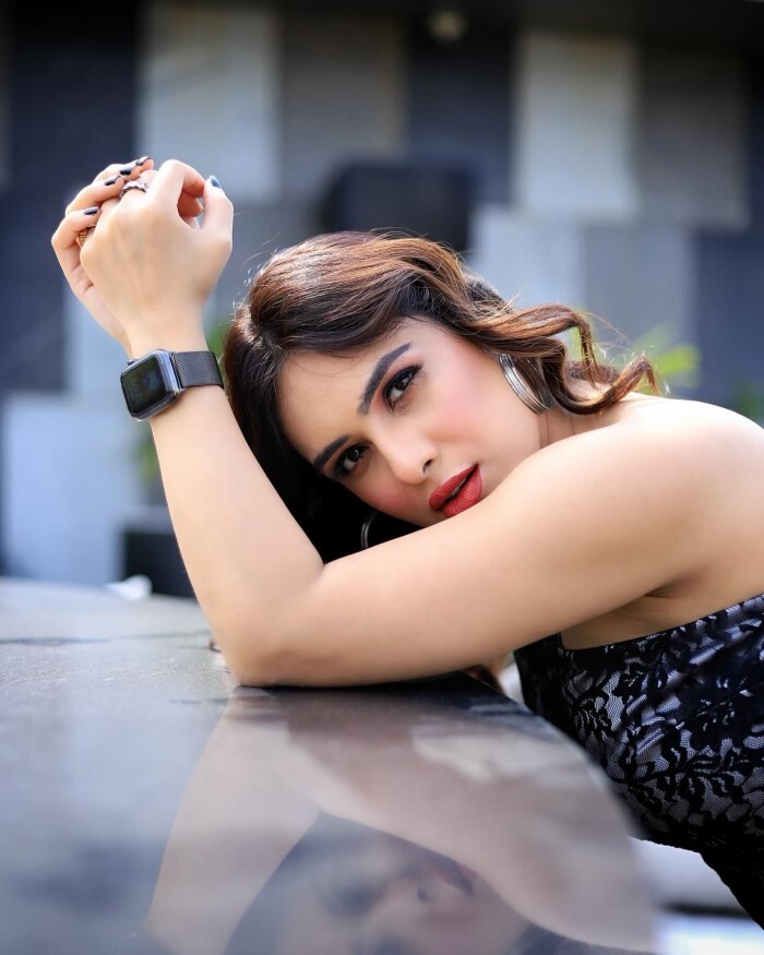 Neha Malik ने ब्लैक साइड कट ड्रेस में उड़ाए सबके होश, फैन्स को बनाया दीवाना 