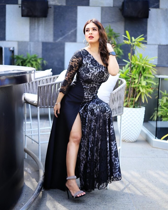 Neha Malik ने ब्लैक साइड कट ड्रेस में उड़ाए सबके होश, फैन्स को बनाया दीवाना 