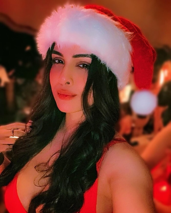 Neha Malik ने क्रिसमस के मौके पर रेड ड्रेस में सोशल मीडिया पर लूटी लाइमलाइट, तस्वीरें देख फैंस के उड़े होश 