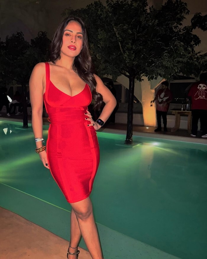 Neha Malik ने क्रिसमस के मौके पर रेड ड्रेस में सोशल मीडिया पर लूटी लाइमलाइट, तस्वीरें देख फैंस के उड़े होश 