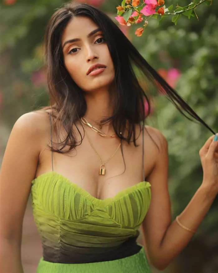 Nikita Tiwari's 20 Bold Looks Viral Photos