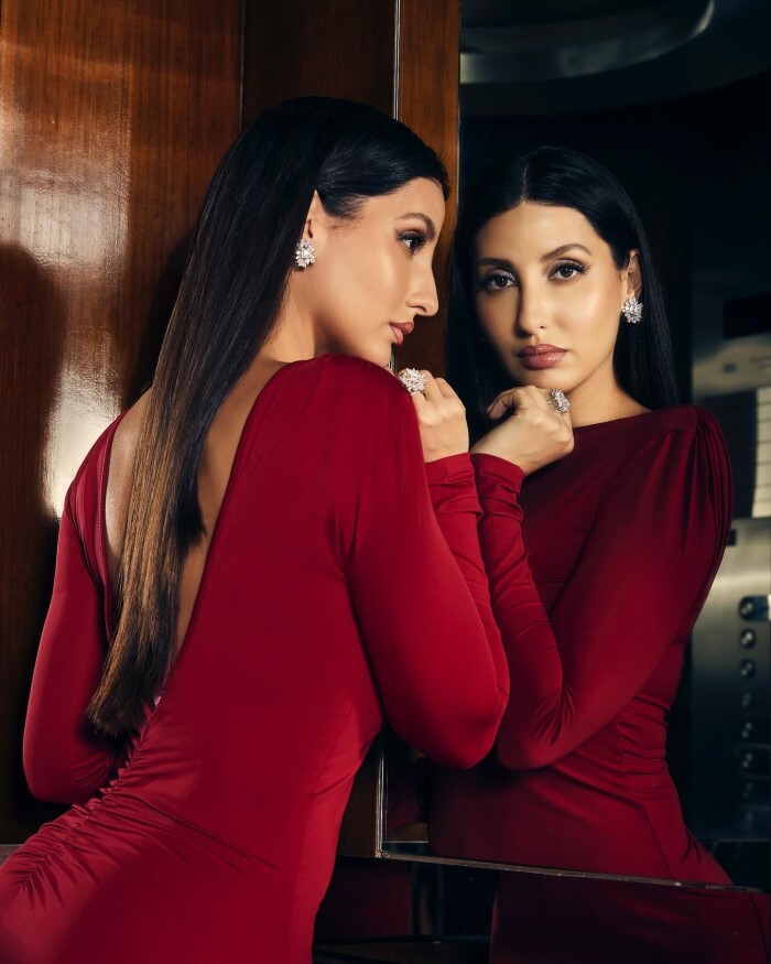 Nora Fatehi ने बेहद टाइट रेड ड्रेस में दिखाया हुस्न, फ्लॉन्ट किया कर्वी फिगर 