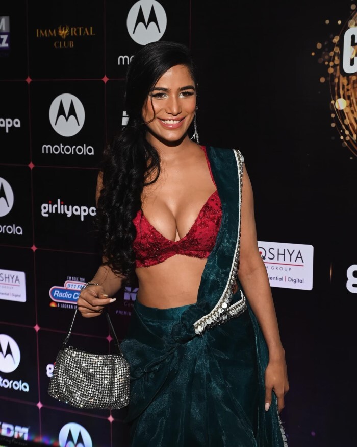 Poonam Pandey ने साड़ी के साथ पहने बेहद ही रिवीलिंग ब्लाउज, देखते ही फैन्स के दिल की धड़कन हुई तेज