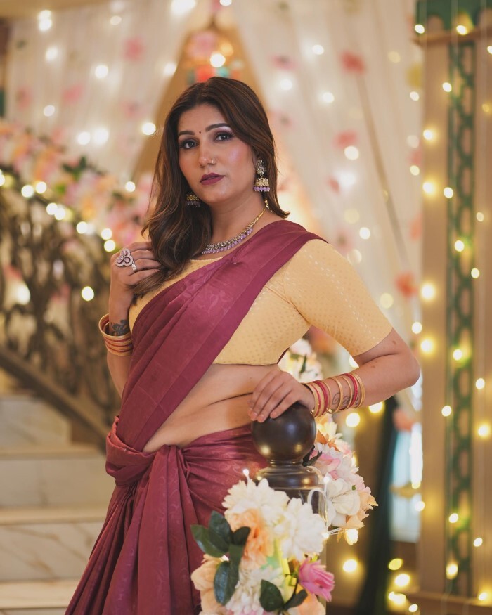 Sapna Choudhary का फिर छाया फैन्स पर जादू, साड़ी में इठलाई अदाएं, तस्वीरें देख डोला लोगों का दिल 