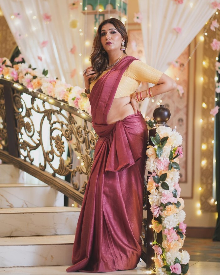 Sapna Choudhary का फिर छाया फैन्स पर जादू, साड़ी में इठलाई अदाएं, तस्वीरें देख डोला लोगों का दिल 