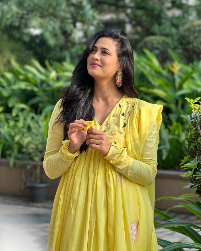 Shweta Tiwari ने साड़ी में बलखाई अदाएं, लुक ने बनाया फैन्स को दीवाना, लोग बोले- '40 साल के पार उम्र फिर भी...' 