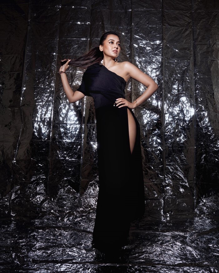 Tejasswi Prakash ने थाई हाई स्लिट ड्रेस में दिखाई हॉटनेस, लुक देख फैन्स का मचला दिल
