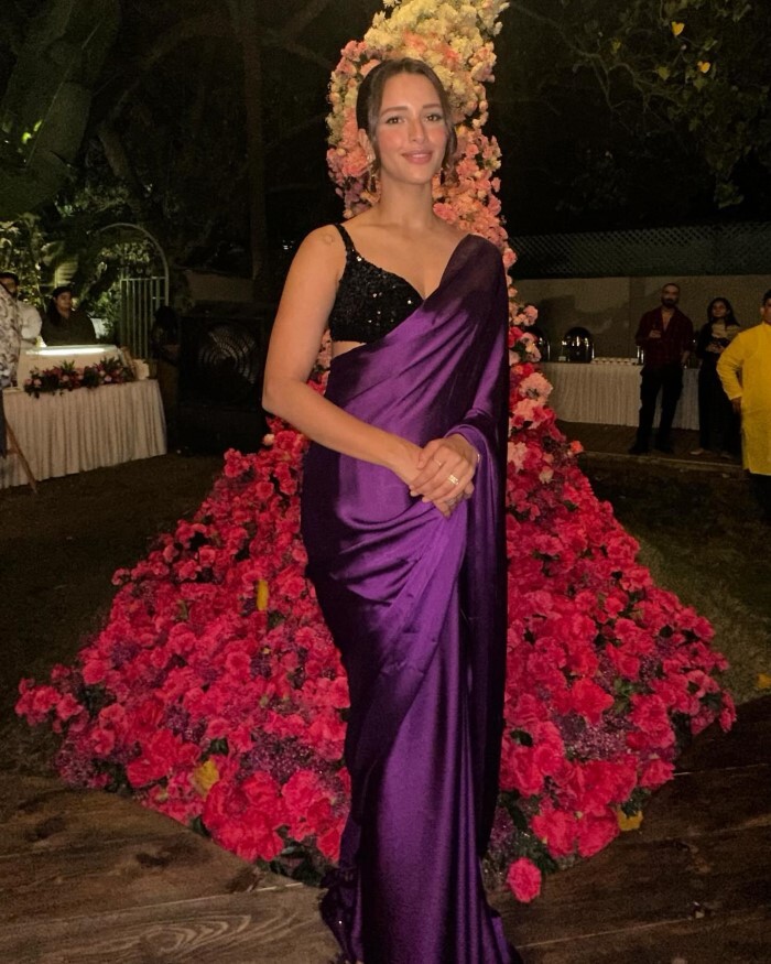 Tripti Dimri ने साड़ी में फ्लॉन्ट किया परफेक्ट फिगर, तस्वीरों ने इंटरनेट पर मचाया धमाल