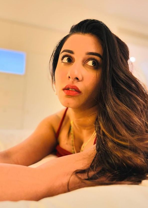 Anchor Vishnupriya: మళ్లీ రెచ్చిపోయిన యాంకర్ విష్ణుప్రియ.. హాట్ డ్రెస్‌లో ఘాటు ఫోజులు