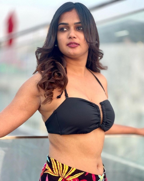 ತೆಲುಗು ಬಿಗ್‌ಬಾಸ್ ಬೆಡಗಿ ಅರಿಯಾನಾ ಗ್ಲೋರಿ ಬಿಕಿನಿ ಚಿತ್ರಗಳು 