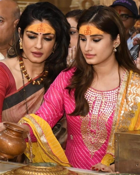 ದೇವಸ್ಥಾನದಲ್ಲಿ ನಿಂತು 'ಹರ್ ಹರ್ ಮಹಾದೇವ್' ಎಂದ ನಟಿ ರವೀನಾ ಟಂಡನ್ ಮತ್ತು ಮಗಳು ರಾಶಾ ಥಡಾನಿ