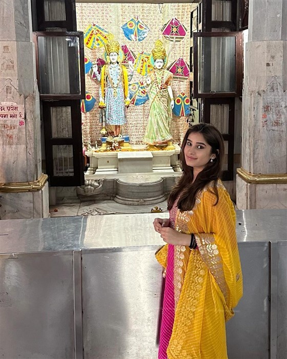 ದೇವಸ್ಥಾನದಲ್ಲಿ ನಿಂತು 'ಹರ್ ಹರ್ ಮಹಾದೇವ್' ಎಂದ ನಟಿ ರವೀನಾ ಟಂಡನ್ ಮತ್ತು ಮಗಳು ರಾಶಾ ಥಡಾನಿ