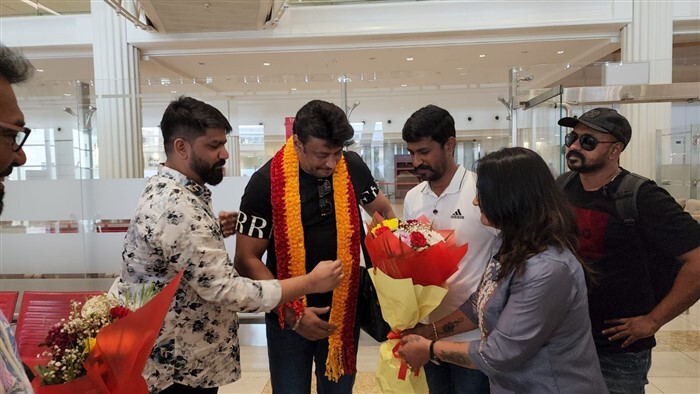 Darshan: ದುಬೈನಲ್ಲಿ ಲ್ಯಾಂಡ್ ಆದ ದರ್ಶನ್; ಕನ್ನಡದ ಶಾಲು ಹೊದಿಸಿ 'ಕಾಟೇರ'ನಿಗೆ ವೆಲ್‌ಕಮ್ 