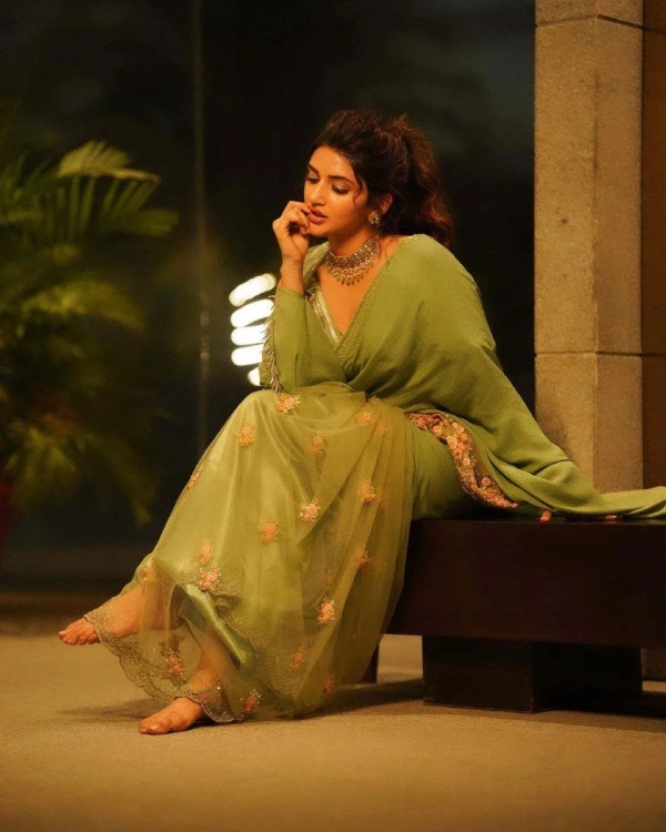 Sreeleela| ಸೀರೆಯುಟ್ಟು ಹಾಟ್ ಲುಕ್ ಕೊಟ್ಟ ಬೆಂಗಳೂರು ಬ್ಯೂಟಿ; ಶ್ರೀಲೀಲಾ ಫೋಟೊಗಳಿಗೆ ಫ್ಯಾನ್ಸ್ ಕ್ಲೀನ್ ಬೋಲ್ಡ್