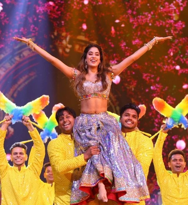 Janhvi Kapoor’s Sizzling Dance Numbers Steals the Spotlight at Filmfare 2024