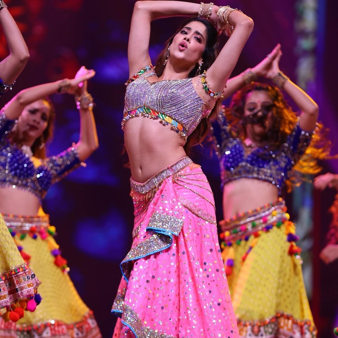 Janhvi Kapoor’s Sizzling Dance Numbers Steals the Spotlight at Filmfare 2024