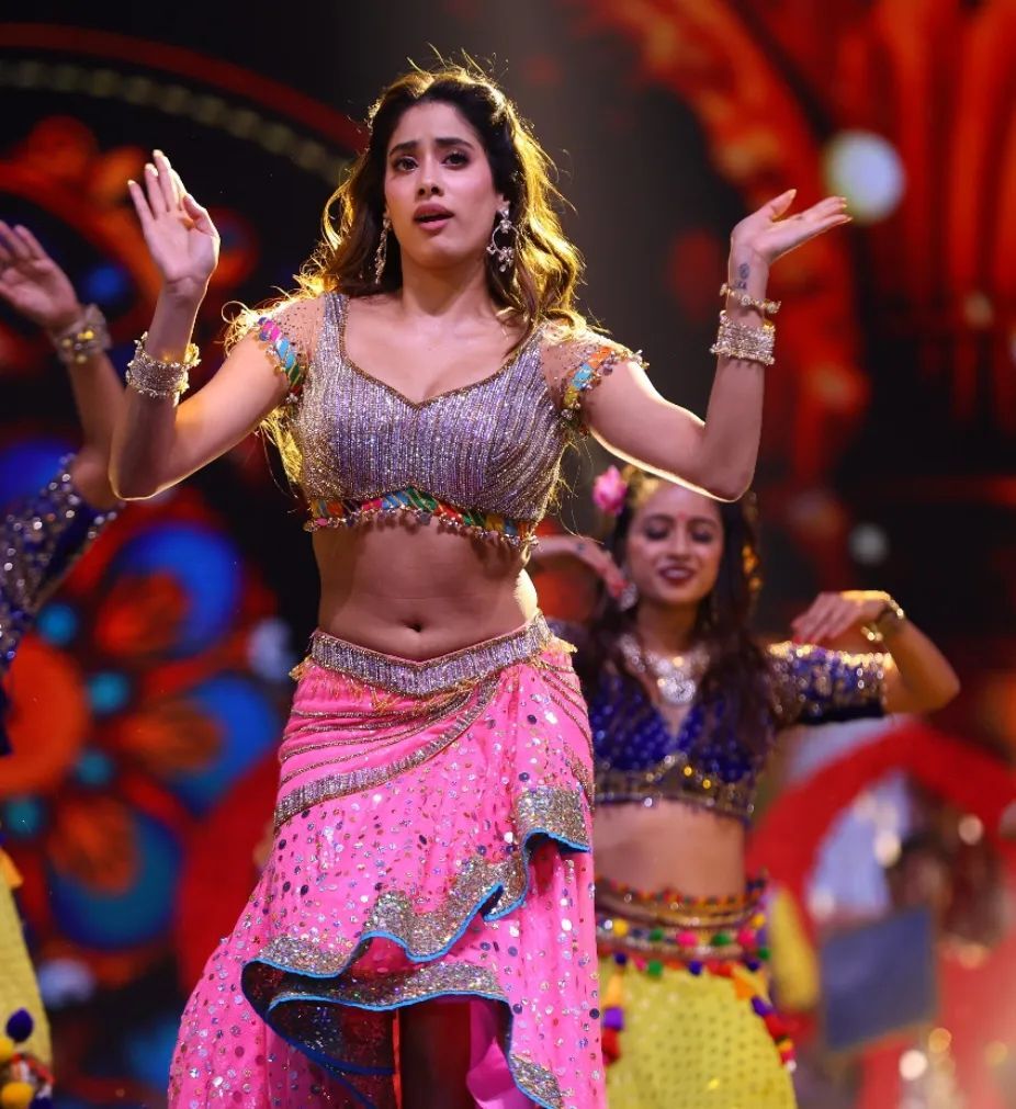 Janhvi Kapoor’s Sizzling Dance Numbers Steals the Spotlight at Filmfare 2024