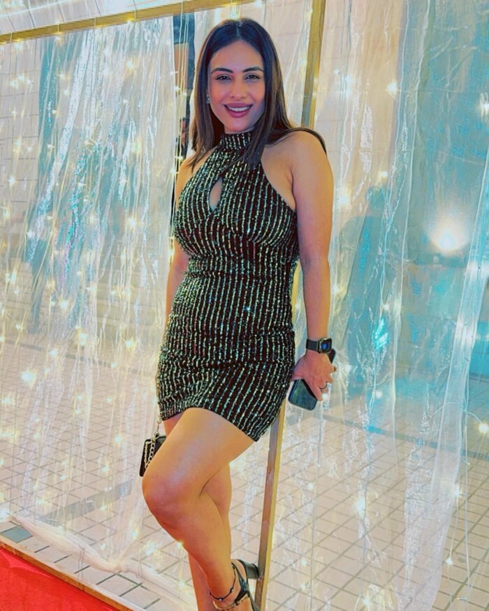 Neha Malik ने कुछ इस अंदाज में मनाया न्यू ईयर 2024, छोटी और बेहद टाइट ड्रेस पहने नजर आई अदाकारा