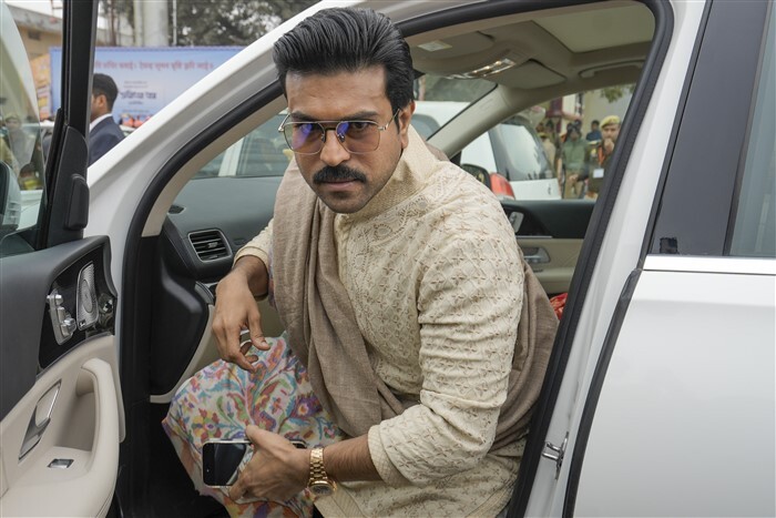 ಅಯೋಧ್ಯೆ ನೂತನ ರಾಮಮಂದಿರದ ಆವರಣದಲ್ಲಿ ಕಂಡ ತಾರೆಯರ ಚಿತ್ರಗಳು