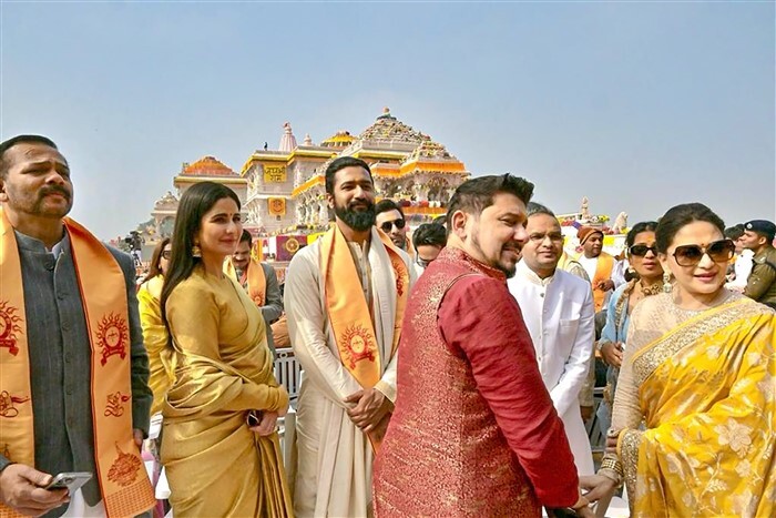 ಅಯೋಧ್ಯೆ ನೂತನ ರಾಮಮಂದಿರದ ಆವರಣದಲ್ಲಿ ಕಂಡ ತಾರೆಯರ ಚಿತ್ರಗಳು