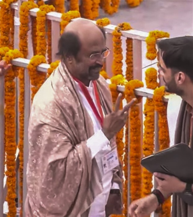 ಅಯೋಧ್ಯೆ ನೂತನ ರಾಮಮಂದಿರದ ಆವರಣದಲ್ಲಿ ಕಂಡ ತಾರೆಯರ ಚಿತ್ರಗಳು