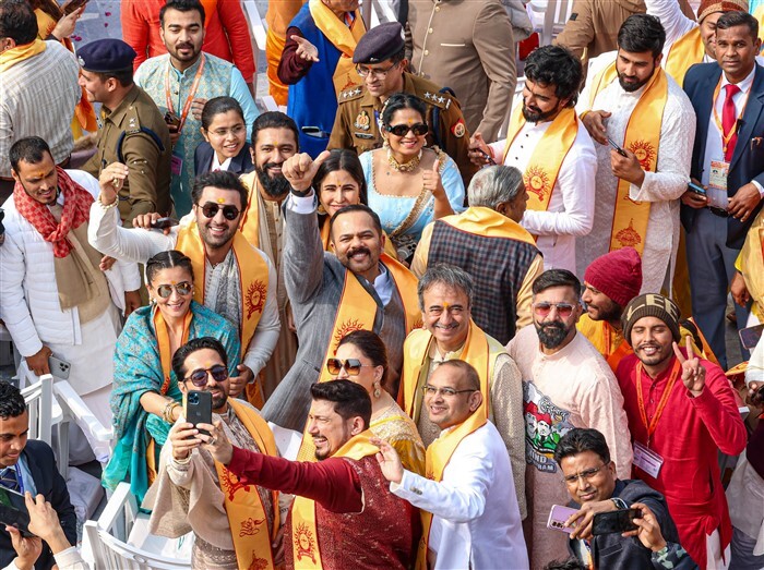 ಅಯೋಧ್ಯೆ ನೂತನ ರಾಮಮಂದಿರದ ಆವರಣದಲ್ಲಿ ಕಂಡ ತಾರೆಯರ ಚಿತ್ರಗಳು