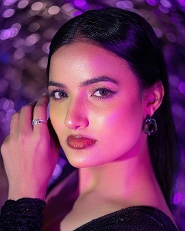 Siri Hanumanth అందాల సిరులతో జబర్దస్త్ బ్యూటీ.. అలా చూపిస్తూ రెచ్చగొడుతుందిగా! 