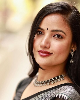 Siri Hanumanth అందాల సిరులతో జబర్దస్త్ బ్యూటీ.. అలా చూపిస్తూ రెచ్చగొడుతుందిగా! 