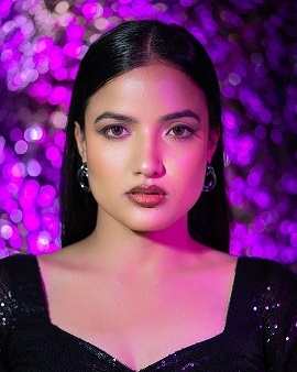 Siri Hanumanth అందాల సిరులతో జబర్దస్త్ బ్యూటీ.. అలా చూపిస్తూ రెచ్చగొడుతుందిగా! 