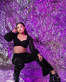 Siri Hanumanth అందాల సిరులతో జబర్దస్త్ బ్యూటీ.. అలా చూపిస్తూ రెచ్చగొడుతుందిగా! 