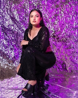 Siri Hanumanth అందాల సిరులతో జబర్దస్త్ బ్యూటీ.. అలా చూపిస్తూ రెచ్చగొడుతుందిగా! 