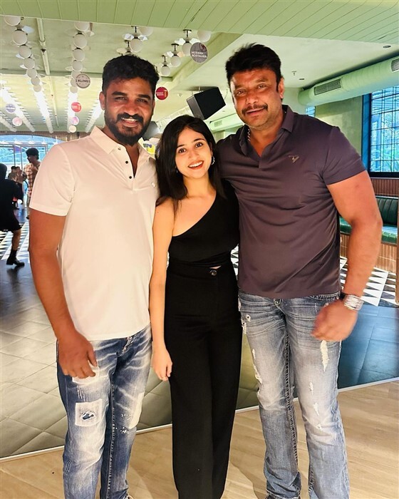 'ಕಾಟೇರ' ದರ್ಶನ್ ಭೇಟಿ ಮಾಡಿದ 'ಉಪಾಧ್ಯಕ್ಷ' ಚಿಕ್ಕಣ್ಣ, ಮಲೈಕಾ ಚಿತ್ರಗಳು