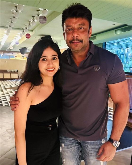 'ಕಾಟೇರ' ದರ್ಶನ್ ಭೇಟಿ ಮಾಡಿದ 'ಉಪಾಧ್ಯಕ್ಷ' ಚಿಕ್ಕಣ್ಣ, ಮಲೈಕಾ ಚಿತ್ರಗಳು