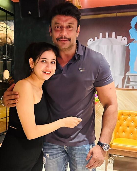 'ಕಾಟೇರ' ದರ್ಶನ್ ಭೇಟಿ ಮಾಡಿದ 'ಉಪಾಧ್ಯಕ್ಷ' ಚಿಕ್ಕಣ್ಣ, ಮಲೈಕಾ ಚಿತ್ರಗಳು