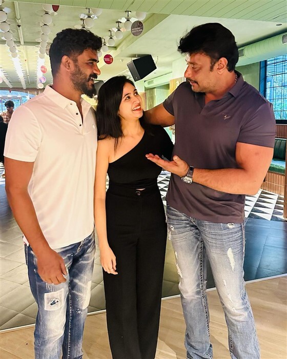 'ಕಾಟೇರ' ದರ್ಶನ್ ಭೇಟಿ ಮಾಡಿದ 'ಉಪಾಧ್ಯಕ್ಷ' ಚಿಕ್ಕಣ್ಣ, ಮಲೈಕಾ ಚಿತ್ರಗಳು