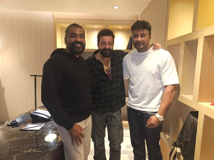 Darshan poses with Sanjay Dutt and KVN team