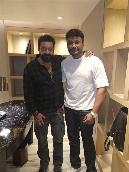 Darshan poses with Sanjay Dutt and KVN team