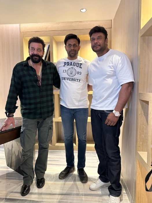 Darshan poses with Sanjay Dutt and KVN team