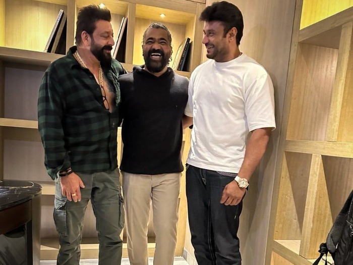 Darshan poses with Sanjay Dutt and KVN team