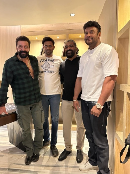 Darshan poses with Sanjay Dutt and KVN team