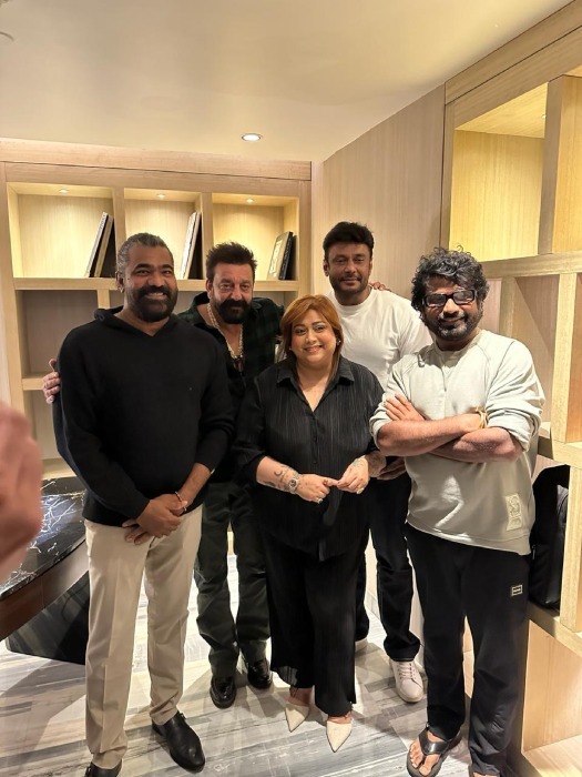 Darshan poses with Sanjay Dutt and KVN team
