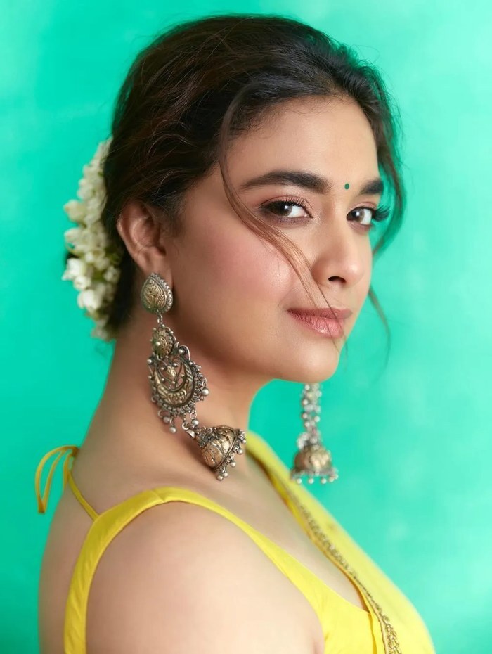 ಹಳದಿ ಬಣ್ಣದ ಸೀರೆಯಲ್ಲಿ ಮಹಾನಟಿ ಕೀರ್ತಿ ಸುರೇಶ್ ಮೋಡಿ 